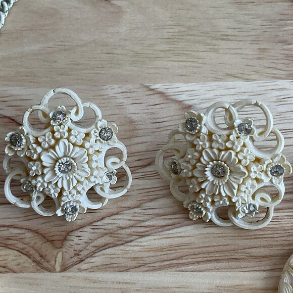 Carved Celluloid Necklace & Earring Set White Flowers Rhinestones 16" Screwbacks - Picture 14 of 16